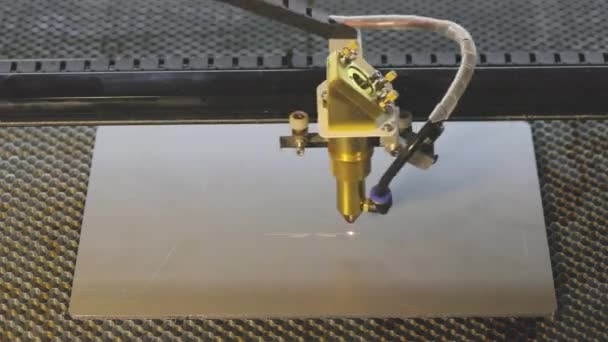 Современная машина. Лазерная гравировка на металле, гравировка с ЧПУ. — стоковое видео