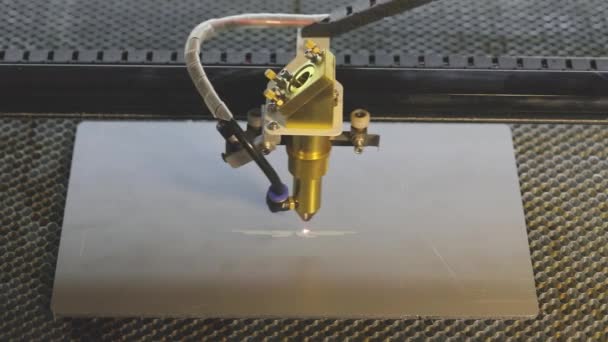 Современная машина. Лазерная гравировка на металле, гравировка с ЧПУ. — стоковое видео