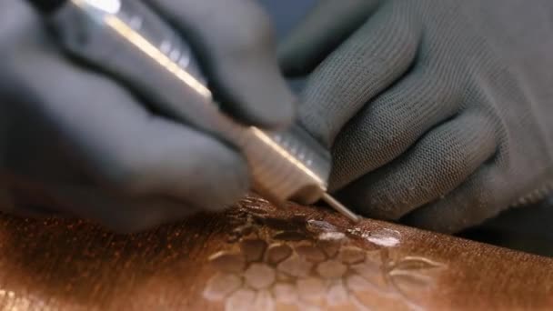 L'artista macina l'immagine sulla stampa per la stampa. Il padrone macina un disegno su un albero in metallo — Video Stock