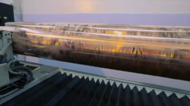 Yazdırma mili. Duvar kağıdı baskısı için silindirik baskı. Duvar kağıdına baskı mekanizması. Duvar kağıdı için modern baskı makinesi