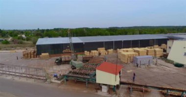 Modern kereste fabrikası hava manzarası, vinç konveyöre kütük yüklüyor. Modern kereste fabrikasının genel görünümü