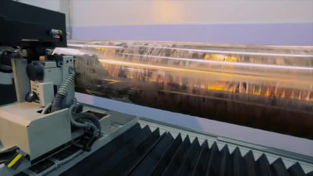 Механизм печати на обоях. Современный печатный станок для обоев — стоковое видео