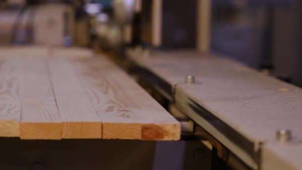 Der Prozess der Möbelherstellung, die Herstellung von Möbelplatten. Mechanismus aus nächster Nähe — Stockvideo