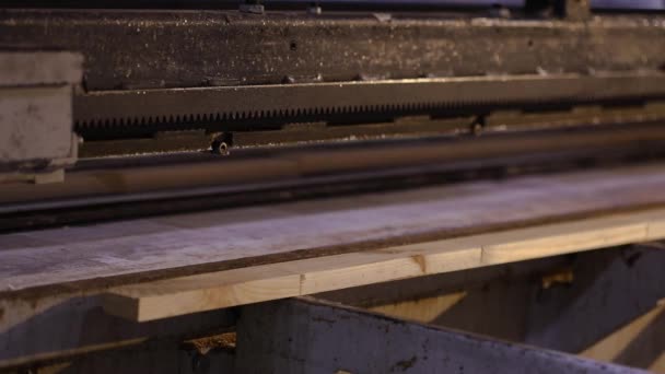 Processo di produzione in una fabbrica di mobili, meccanismo di lavorazione del legno da vicino. Flusso di lavoro in una fabbrica di mobili. Fabbrica di lavorazione del legno — Video Stock