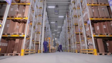 Büyük, modern bir depo, modern bir depodaki insanlar, endüstriyel iç mekan.