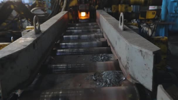 Üretimde yuvarlanan metal, sıcak metal kurdele, top üretim aşaması, metal rulo fabrikasında üretim süreci, ışıldayan metal silindirlerin arasında yuvarlanan... — Stok video