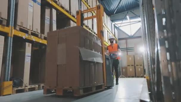 Trabajador de almacén transporta cajas. Trabajador de almacén transporta carga. — Vídeo de stock