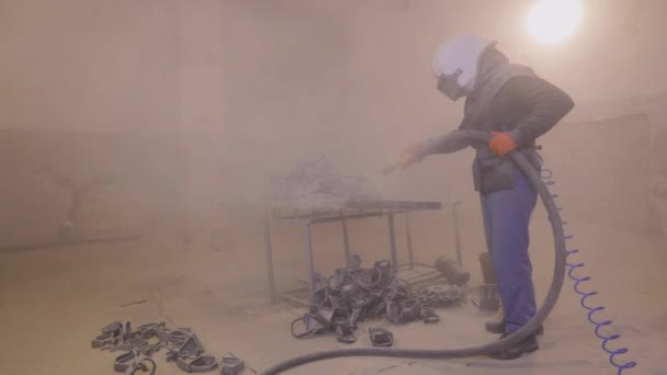 Sandblästrar delen. Sandblästrar metalldelar i en fabrik. Sandblästring — Stockvideo