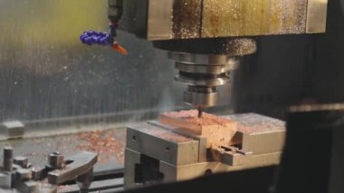 Bir cnc makinesinin parçasının oluşturulması, modern bir cnc makinesi. cnc makinesinin metal parçası