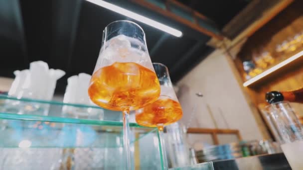 얼음 클로즈업으로 칵테일을 만들고 있습니다. 오렌지 칵테일을 클로즈업 합니다. 칵테일을 만드는 과정에서 — 비디오