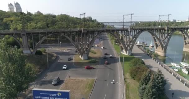 沿堤的路。汽车沿着一座大城市的堤岸行驶.在一座大城市的河边筑堤 — 图库视频影像