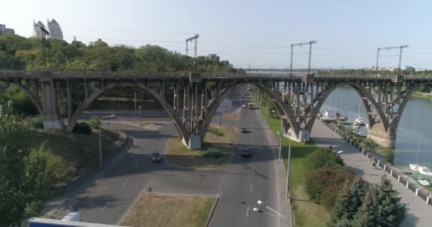 Die Straße entlang der Böschung. Autos fahren die Böschung einer Großstadt entlang. Böschung am Fluss in einer Großstadt — Stockvideo