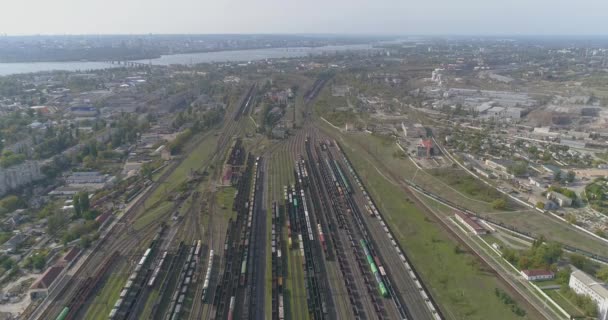 Grande deposito ferroviario vista dall'alto. Molti treni a colori merci nel deposito ferroviario — Video Stock
