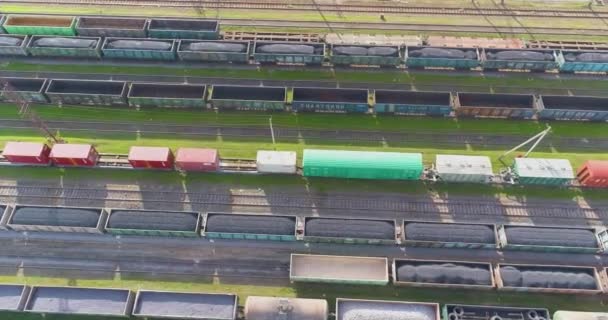 Pohled na nákladní vlaky na železničním uzlu. velká železniční výměna s nákladními vlaky horní pohled. Létání nad vlaky v depu — Stock video
