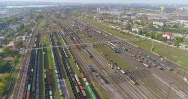 Spoorverbinding met veel rails bovenaanzicht. Gekleurde treinen staan in een groot spoorwegdepot — Stockvideo