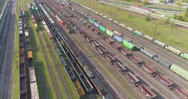 Leť přes velký železniční uzel. Nákladní vlaky stojí v horní části železničního uzlu — Stock video