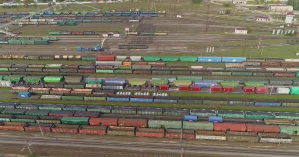 Vlucht over het spoorwegdepot. Vrachttreinen bij het depot. Groot industrieel spoorwegdepot bovenaanzicht. — Stockvideo