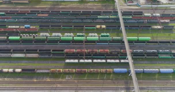 Grand échangeur ferroviaire avec vue de dessus des trains de marchandises. Vue de dessus des trains de marchandises à un carrefour ferroviaire. Survoler les trains au dépôt — Video