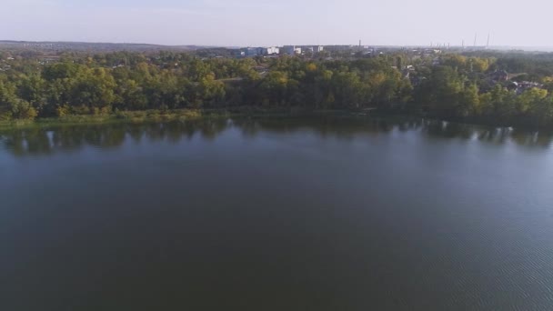 Volando sobre el río en un dron. Volando sobre el río. Río cerca de la ciudad vista superior — Vídeos de Stock