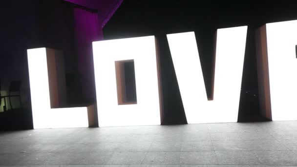Valentin nap. A díszítő szó szerelem az esküvőn. Fényes felirat szerelem — Stock videók
