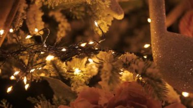 Ağaçta Noel süsleri var. Ev Noel süslemeleriyle süslenmiş. Noel süslemeleri ile modern konforlu ev