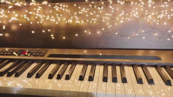 Indah synth dengan dekorasi Natal. Tombol synthesizer close-up. Synthesizer dengan lampu Tahun Baru. — Stok Video