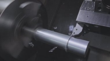 CNC torna makinesi. CNC makinesinde metal bir parça işleniyor. Torna, cnc makinesi