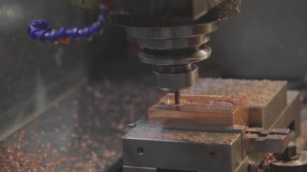 CNC die van metalen delen machinaal bewerken. Onderdelen slijpen op een cnc machine. Malen van metalen delen. — Stockvideo