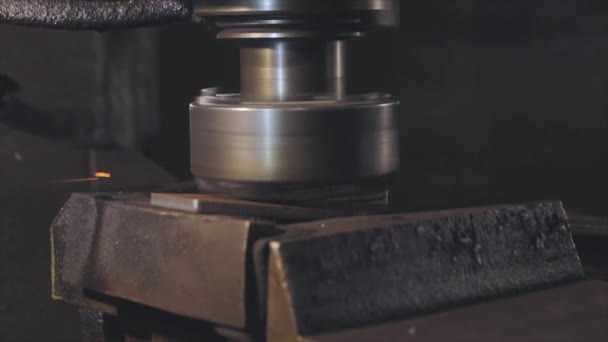 Fresar uma peça de metal em uma máquina, faíscas brilhantes de uma parte de metal. Centelhas de usinagem de uma peça de metal — Vídeo de Stock