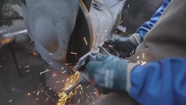 Heldere vonken van het bewerken van een metalen deel. Vonken van het slijpen van een onderdeel op een slijpschijf. Verwerking van een metalen onderdeel op een slijpschijf. — Stockvideo