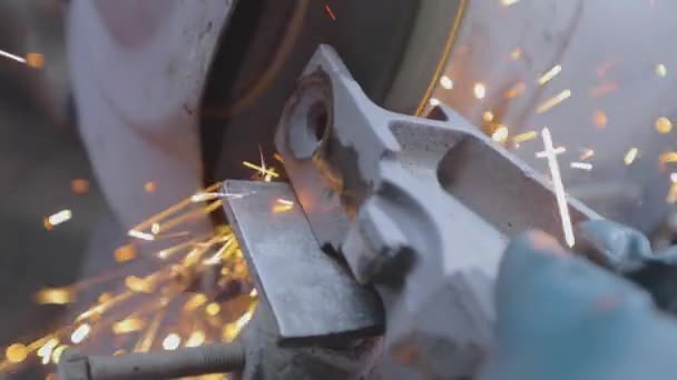 Bearbeitung eines Metallteils auf einer Schleifscheibe. Helle Funken entstehen bei der Bearbeitung eines Metallteils. Funkenflug beim Schleifen eines Teils auf einer Schleifscheibe — Stockvideo