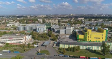 Modern fabrika manzaralı. Modern bir fabrikanın yakınında. Bitkinin bacasından duman çıkıyor. Sanayi bölgesi