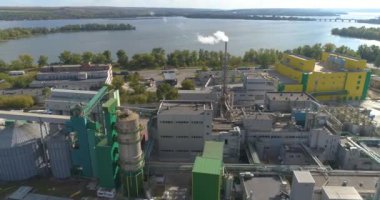 Nehir havası manzaralı büyük bir modern fabrika. Modern bir fabrikanın üzerinde bir uçuş. Nehir manzaralı fabrika