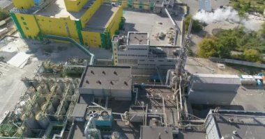 Modern bir fabrikanın çatısına yayılmış. Modern bir fabrikanın çatısına yayılmış. Modern bir fabrikanın üzerinden uç.