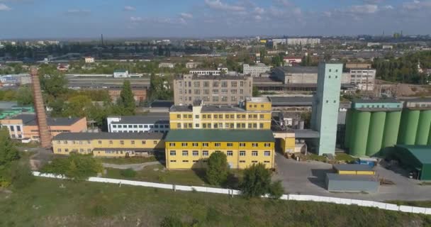 Um grande parece de um drone. Span perto de uma grande planta amarela. Grande complexo industrial — Vídeo de Stock