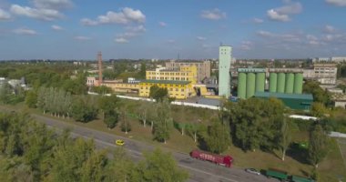 İHA 'dan büyük bir görüntü. Büyük sarı bir fabrikanın yakınında. Büyük endüstriyel kompleks