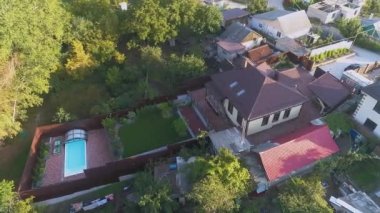 Çimleri ve yüzme havuzu olan küçük bir kulübenin üzerinden uçacağız. Güzel, modern kır evi manzarası