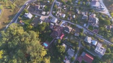 Havadan güzel bir kulübe. Göl kenarında yazlık evler. Gölün yanındaki kulübelerin üzerinden uçuyor.