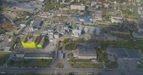 Průmyslová zóna s moderními továrnami top view. Let nad průmyslovou zónou. Pohled shora. Žlutá rostlina — Stock video