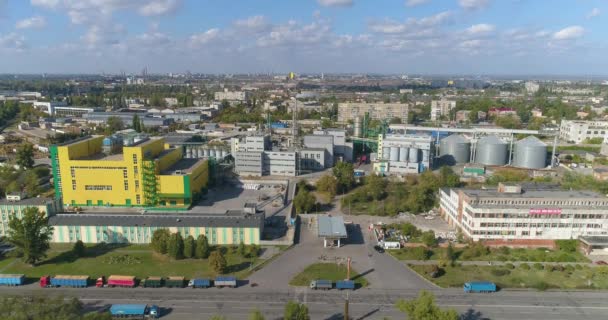 Fliegen in der Nähe der gelben Fabrik, schöne Wolken im Hintergrund. Großes Industriegebiet bei gutem Wetter aus der Luft — Stockvideo