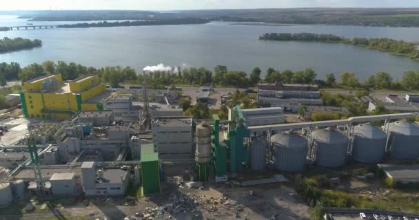 Un vol au dessus d'une usine moderne. Usine sur la vue du haut de la rivière. Une grande usine moderne près de la rivière vue aérienne. — Video