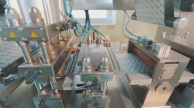 Modern bir fabrikada tablet üretimi. Bir fabrikada uyuşturucu üretimi süreci. Tabletli taşıyıcı satırı