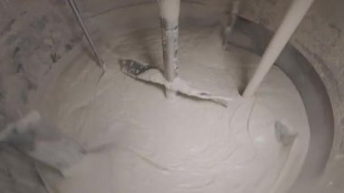 Kozmetik krem hazırlığı. Fabrikada krema karıştırmak. Krema hazırlama süreci