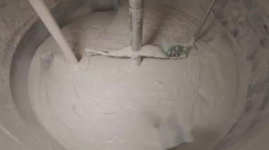 Fabrikada krema karıştırmak. Krema hazırlama süreci. Kozmetik kremi hazırlama.