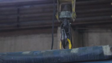 Metal topları olan fabrika mıknatısı, endüstriyel mıknatıs, top üretimi, bilye üretimi.