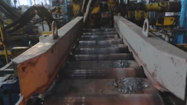 Üretimde yuvarlanan metal, sıcak metal kurdele, top üretim aşaması, metal rulo fabrikasında üretim süreci, ışıldayan metal silindirlerin arasında yuvarlanan...