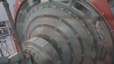 Top değirmeni, fabrikada değirmen, metal toplarla öğütme. Büyük Fabrikadaki Silindir Top Değirmeni.