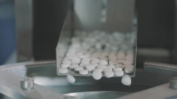 Yakın çekim tablet üretimi. İlaç fabrikası. Tablet üretimi için taşıma hattı — Stok video
