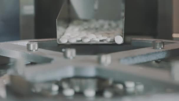 Produktion von Tabletten aus nächster Nähe. Pharmakologische Fabrik. Förderband für die Produktion von Tabletten — Stockvideo