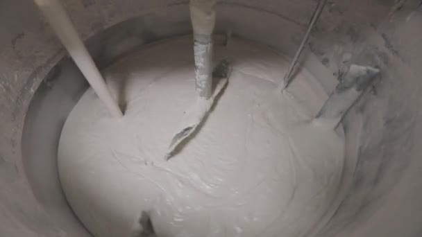 Preparação de nata cosmética. A agitar o creme na fábrica. Processo de preparação de creme — Vídeo de Stock